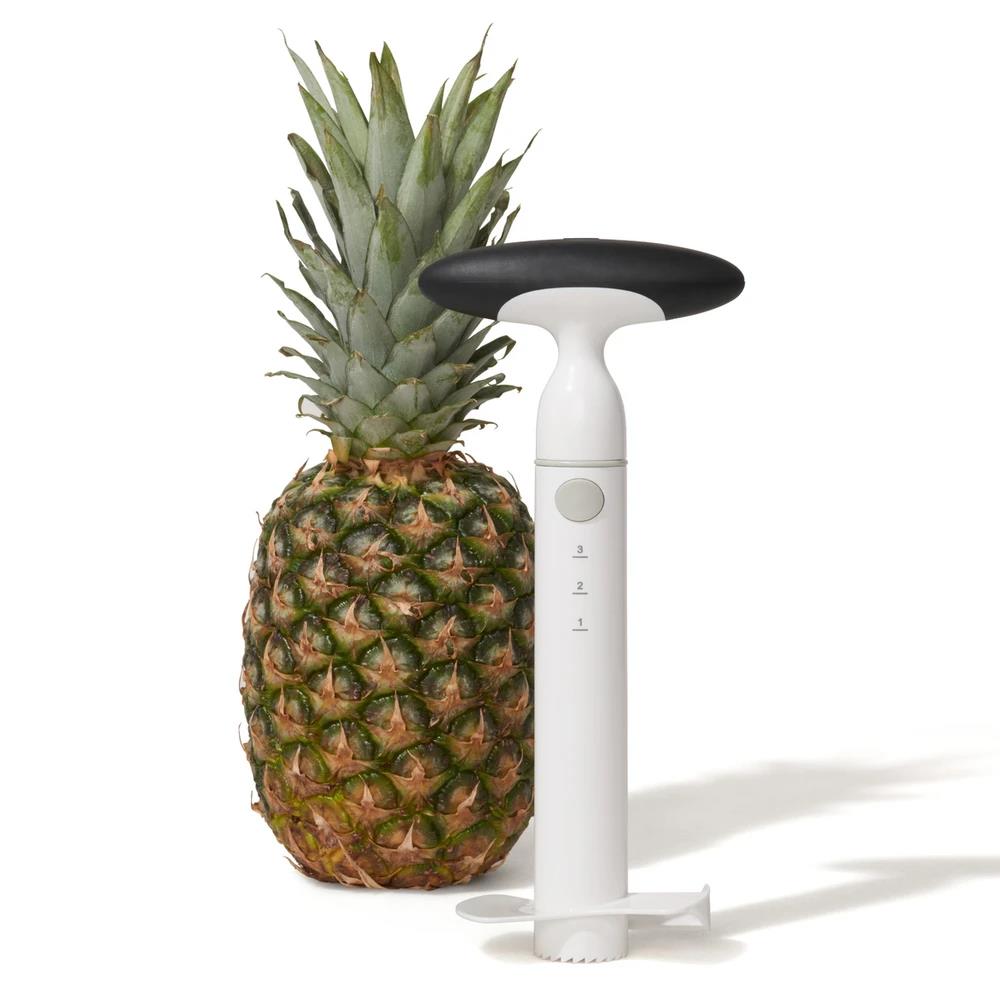 OXO							 							AFFETTA ANANAS CON MECCANISMO A CRICCHETTO