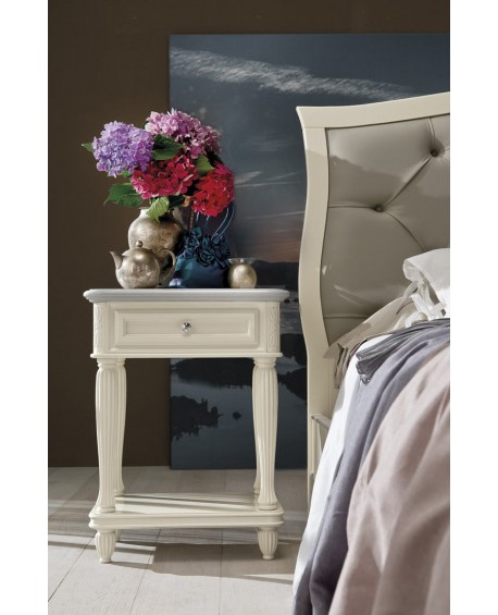 comodino in legno massello