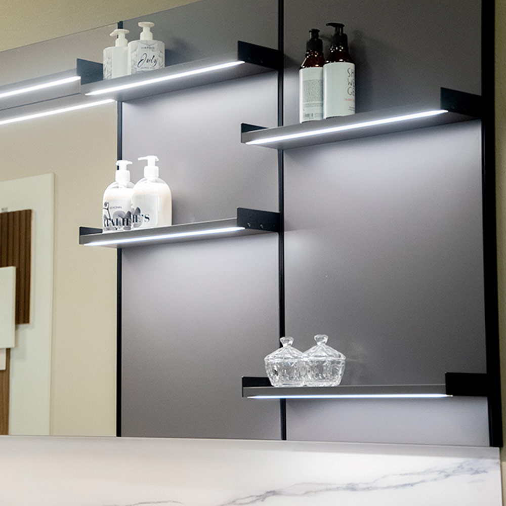 Boiserie libreria con mensole nere Gruppo Geromin