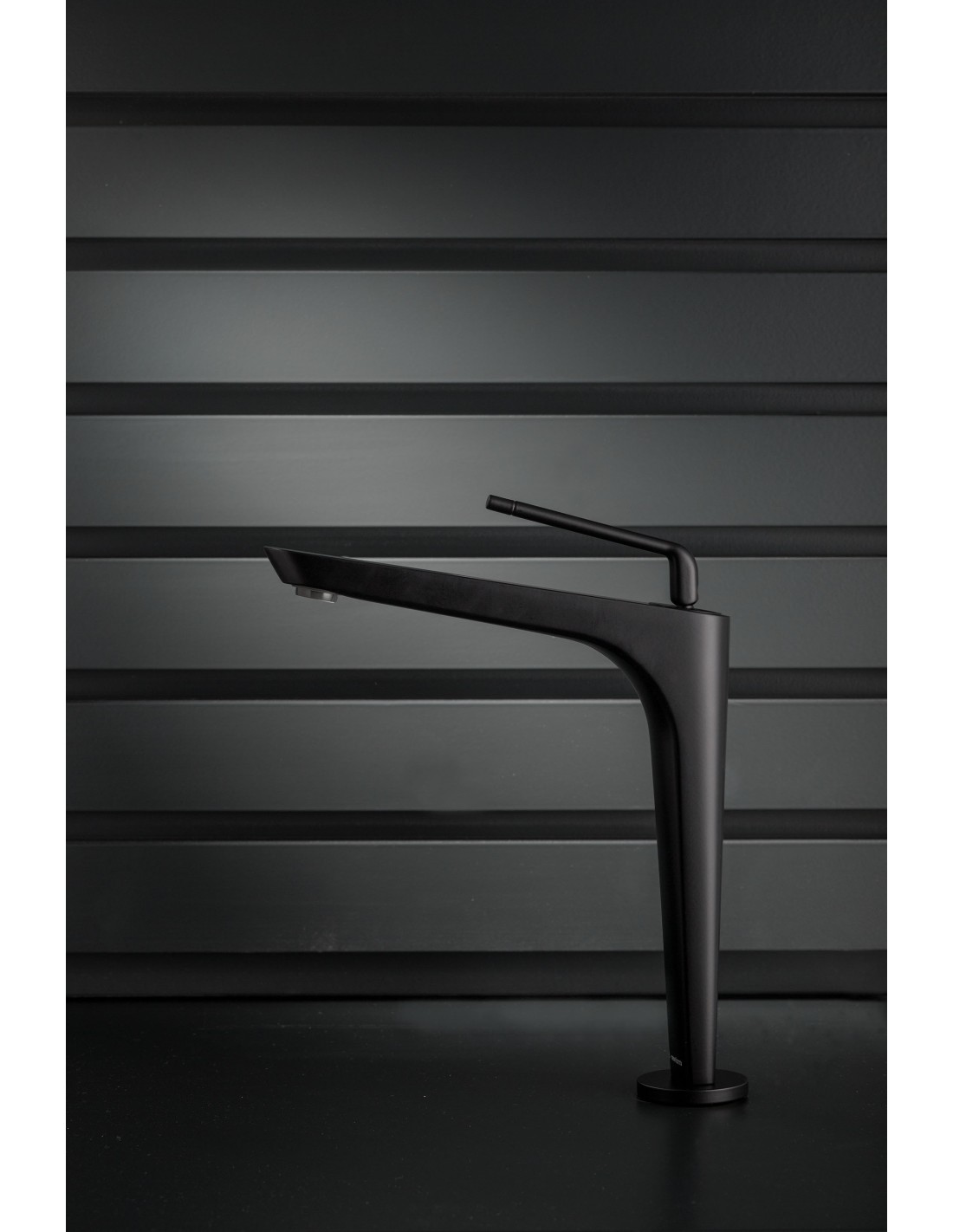 Newform - O'rama miscelatore versione alta per lavabo d'appoggio FINITURA NERO OPACO 68415.01.093